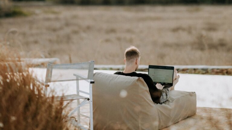 10 Digital Nomad Positions